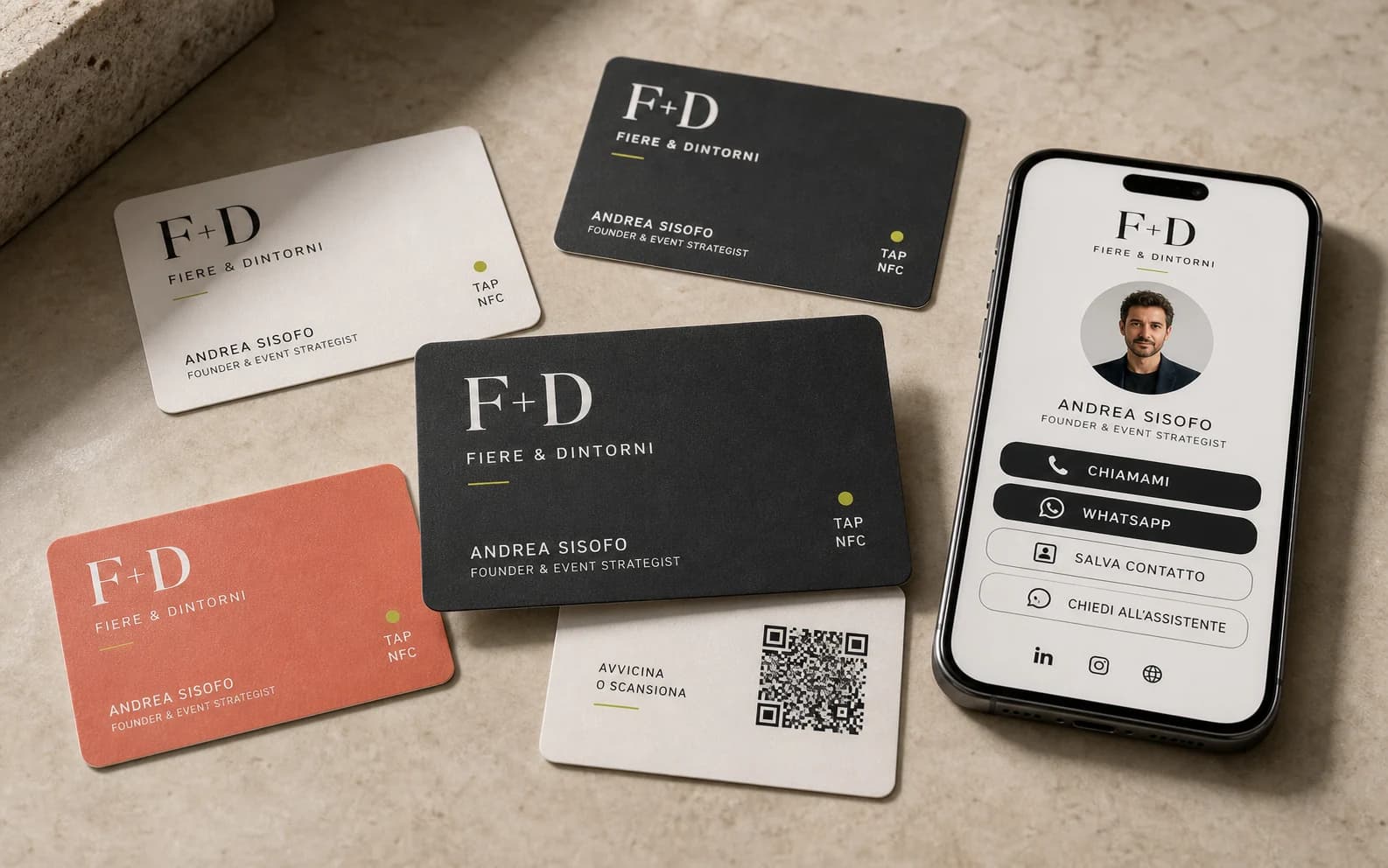 Card Contattami avvicinata a uno smartphone: il profilo si apre con un tap o con il QR