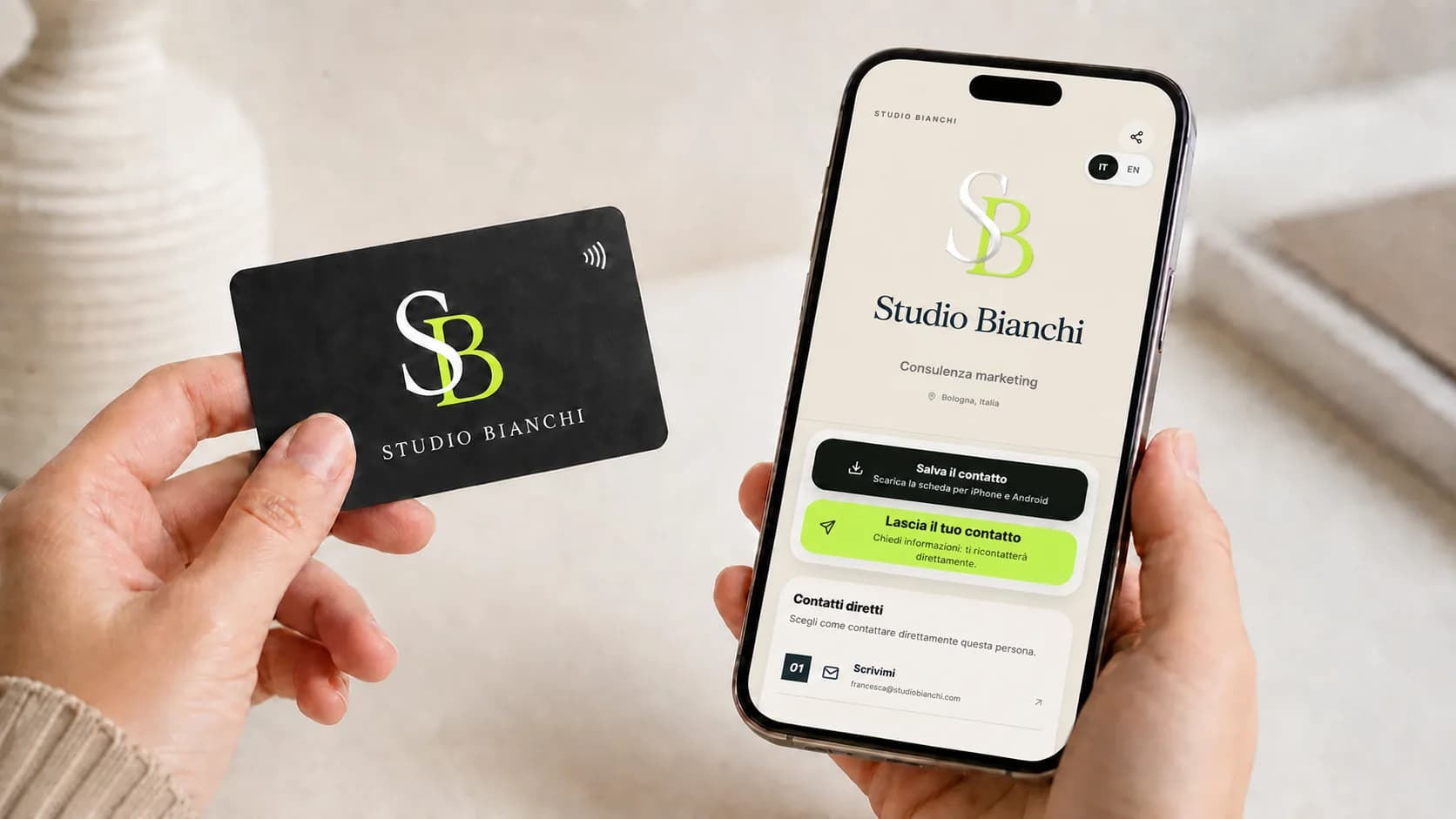 Una card NFC Studio Bianchi accanto a uno smartphone che mostra il mini-sito coordinato con lo stesso logo SB, il salvataggio del contatto e la richiesta di ricontatto.